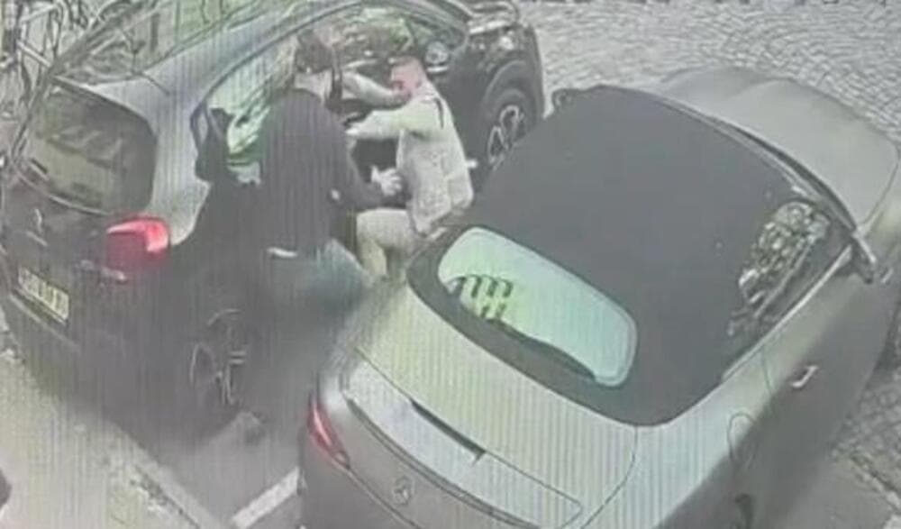 Slika uz članak: Čekao da izađe iz kola, tukao ga, pa ga izbo zbog ručnog sata: 37 sekundi užasa u Novom Sadu (UZNEMIRUJUĆI VIDEO)