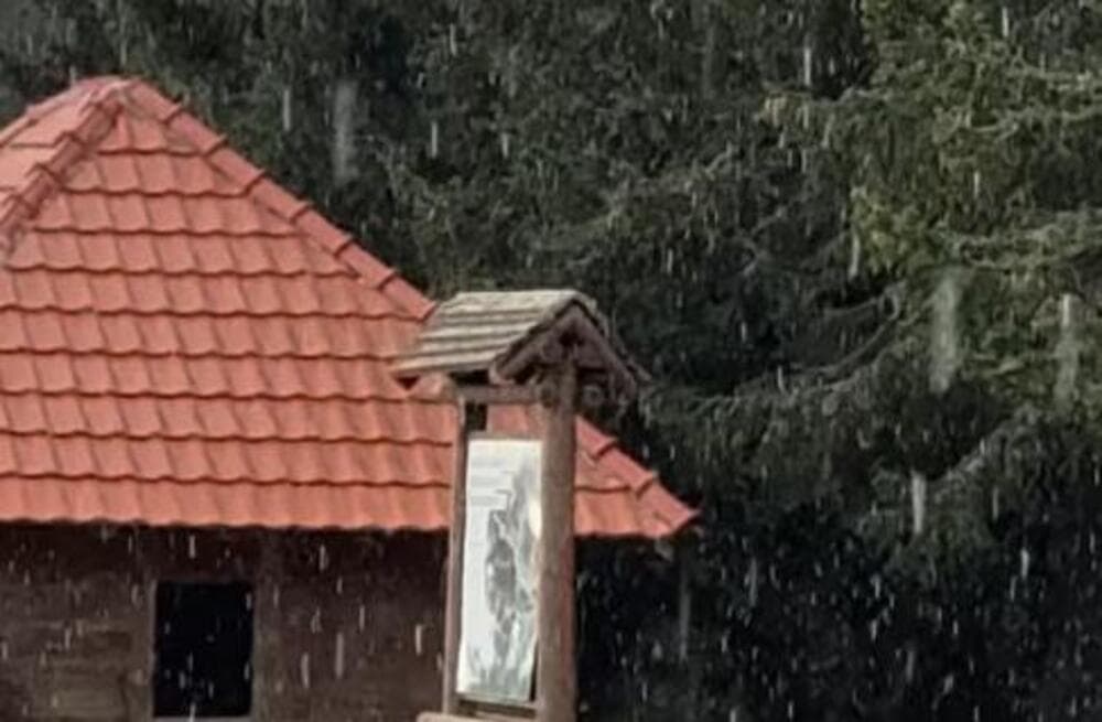 Slika uz članak: Prvi snimak snega u Srbiji: Zabelela se ova planina, veje kao usred zime (VIDEO)