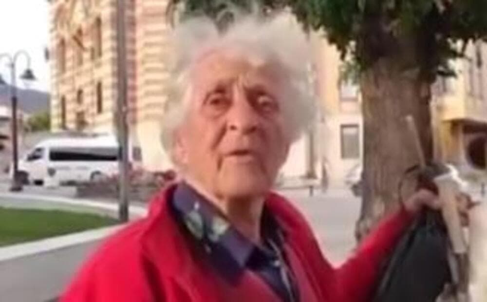 Slika uz članak: BAKA IZ VRANJA U PAR REČENICA OTKRILA TAJNU SREĆNOG ŽIVOTA: Održala lekciju Srbima! "Sinko, nikada ne gubi..."