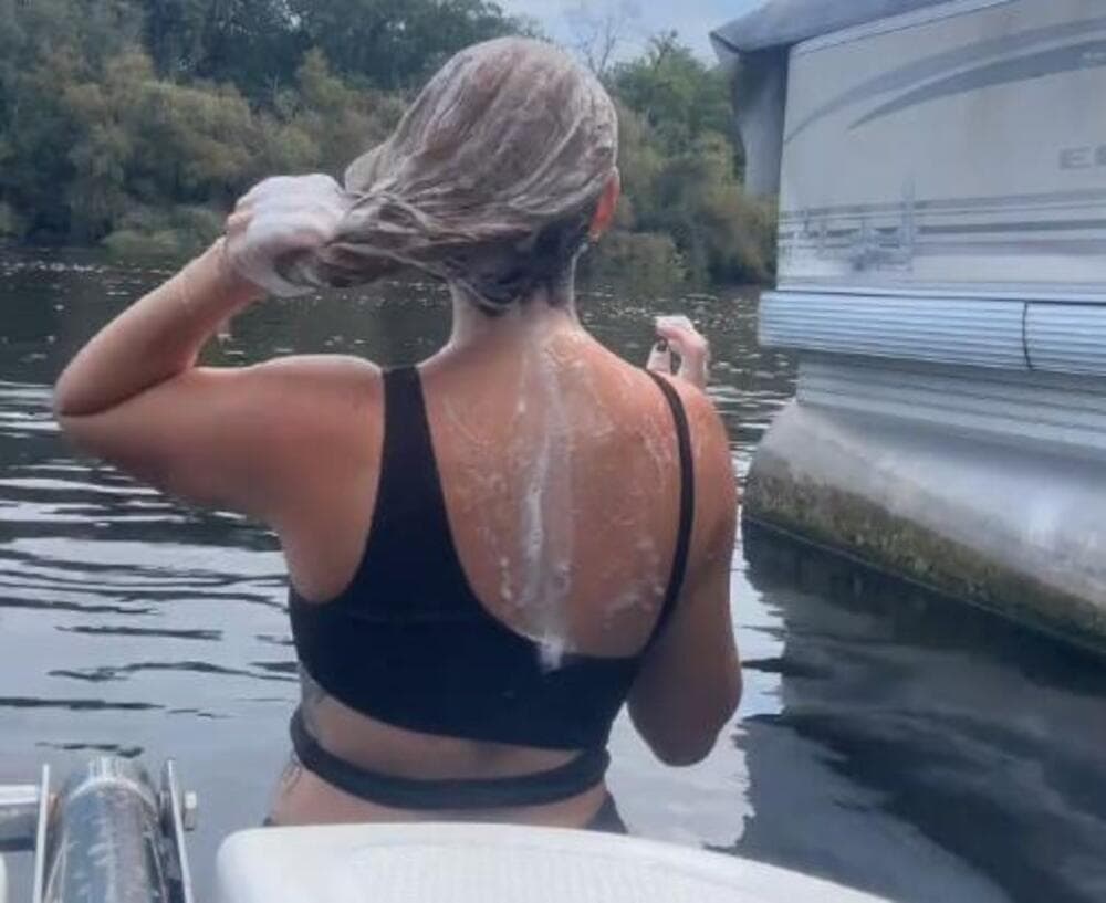Slika uz članak: Snimala sebe dok se kupala u reci, a onda je SHVATILA DA NIJE SAMA! Zanemela od šoka kad je OVO ISKOČILO IZ VODE!