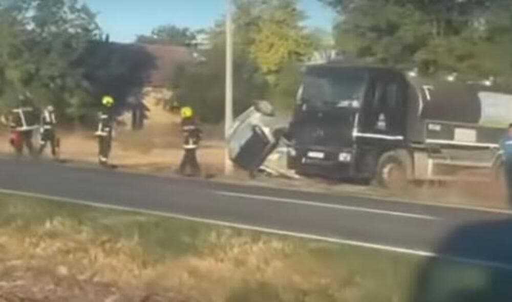 Slika uz članak: Аутомобил слетео с пута и ударио у камион код Таванкута, погинула жена