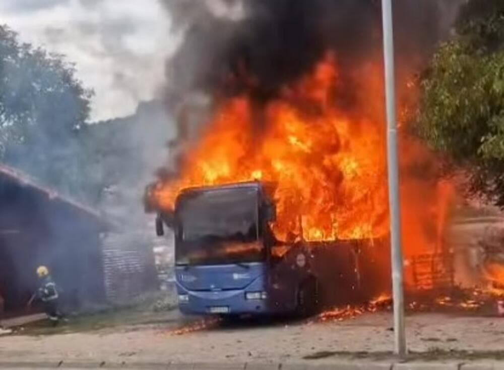 Slika uz članak: DRAMA U PRIJEPOLJU Požar progutao autobus, mještani strahuju za kuće