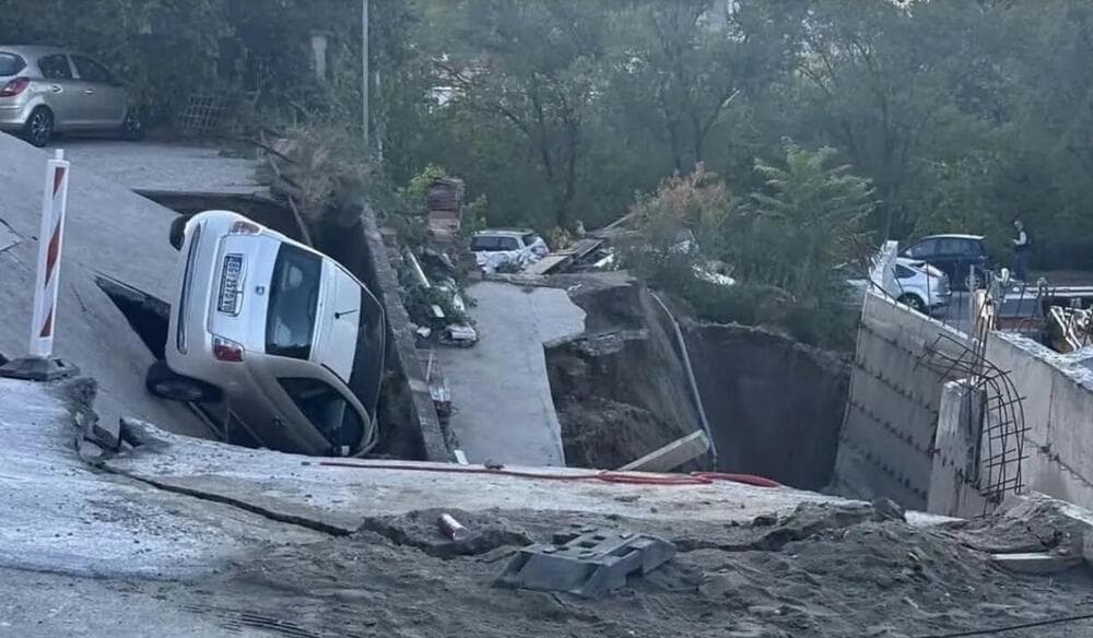 Slika uz članak: Urušio se deo gradilišta u Vojvode Vlahovića, stvorila se ogromna rupa: Automobil završio unutra, stanari zabrinuti