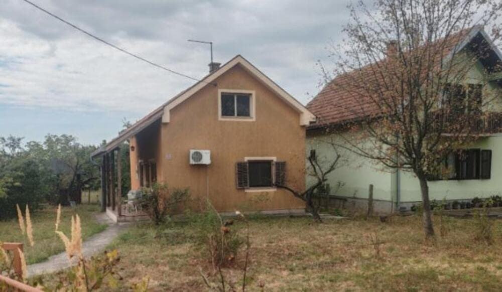 Slika uz članak: Prodaje se kuća nadomak Beograda: Ima i voćnjak, a košta samo 85.000 evra (FOTO)