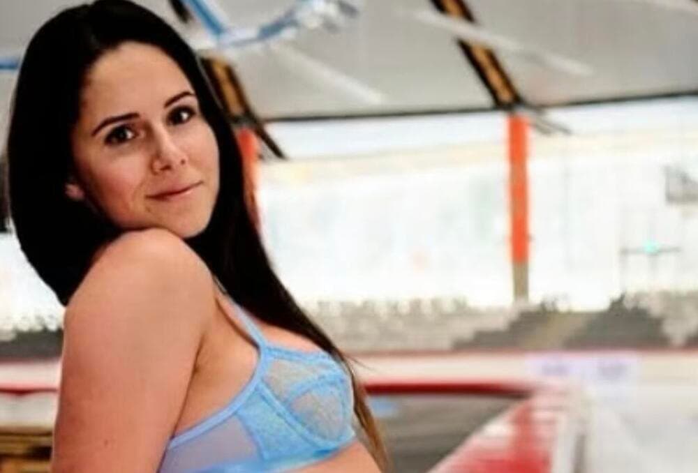 Slika uz članak: OLIMPIJKA ALEKSANDRA SE ODREKLA ZASTAVE PA SE SKINULA U DONJI VEŠ U DVORANI: Promenila zanimanje, sada je... (FOTO)
