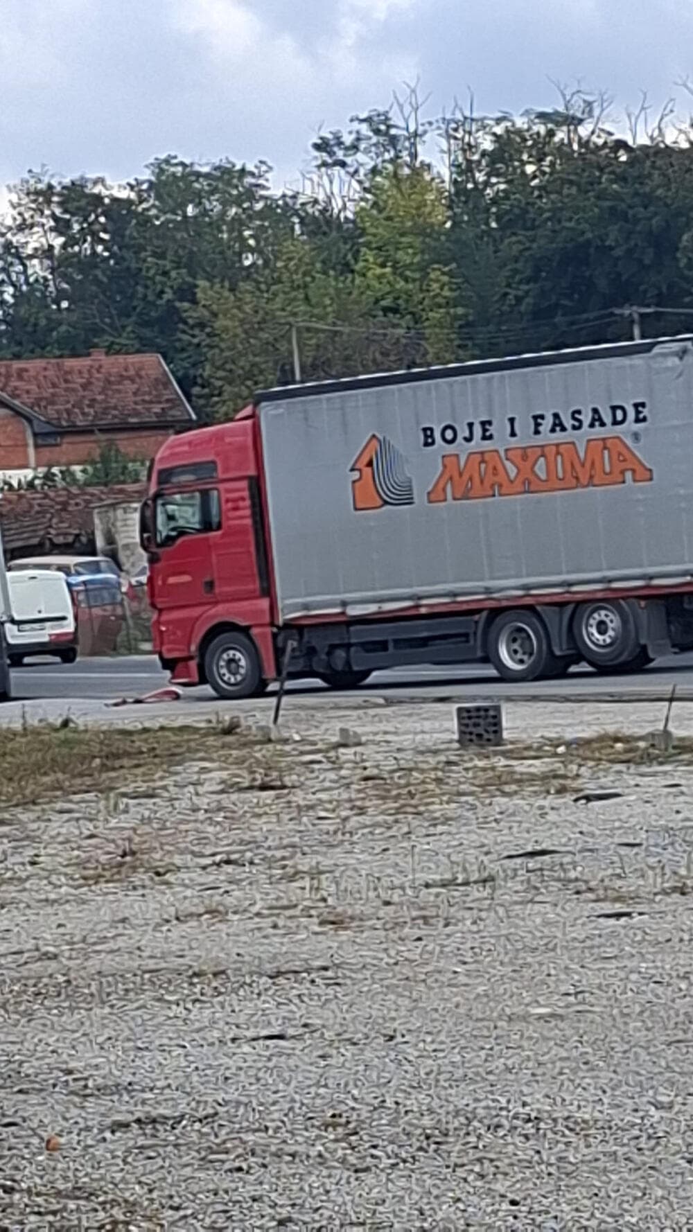 Slika uz članak: Strašna nesreća kod Čačka: Automobil se sudario sa kamionom, pa sleteo sa puta i zakucao se u ogradu! (FOTO)