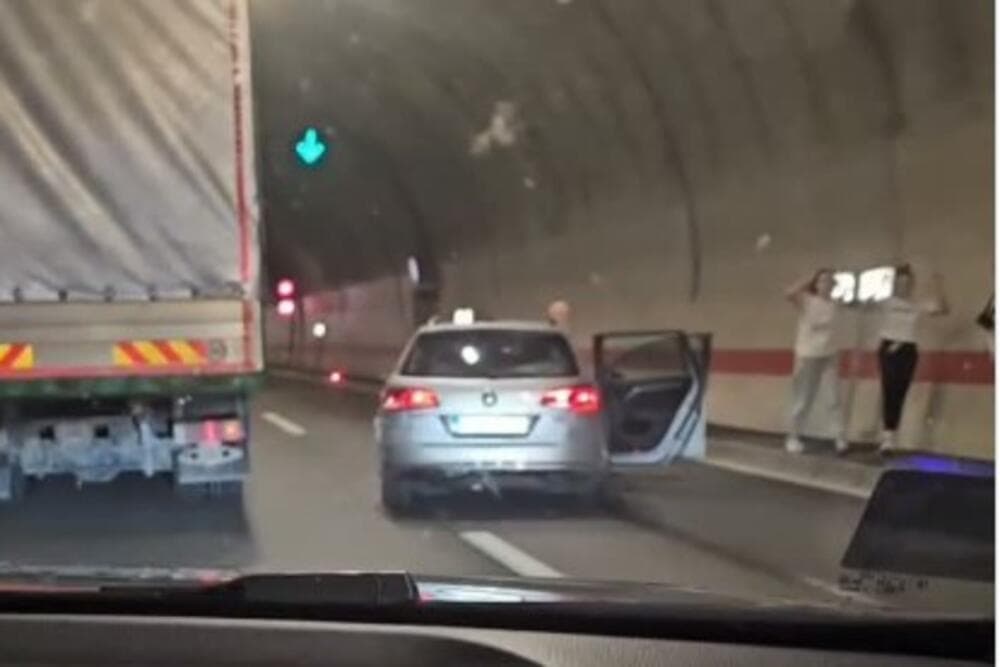 Slika uz članak: Lančani sudar na auto-putu "Miloš Veliki"! Drama u tunelu kod Čačka, stvorile se ogromne kolone (VIDEO)