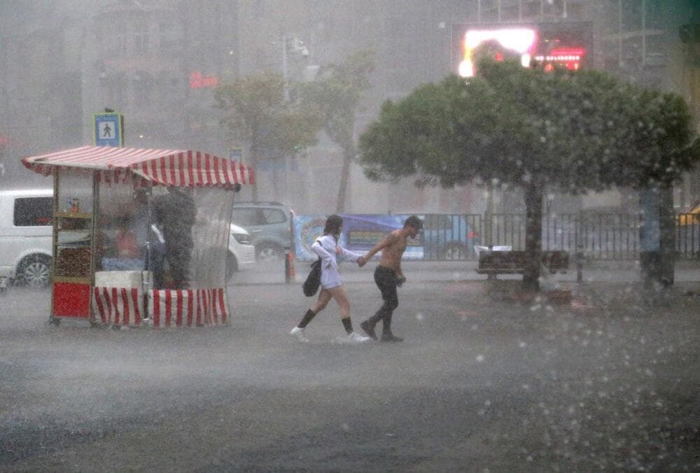 Slika uz članak: Potop u Turskoj, snažno nevreme paralisalo Istanbul i Ankaru: Kiša izazvala poplave i klizišta, a haos tek stiže!