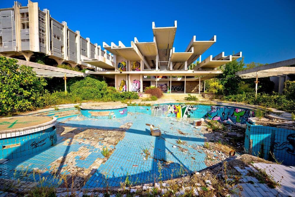 Slika uz članak: Priča o hotelu koji je zadivio Jugoslaviju: Bazeni puni šampanjca, blud i tajne sobe