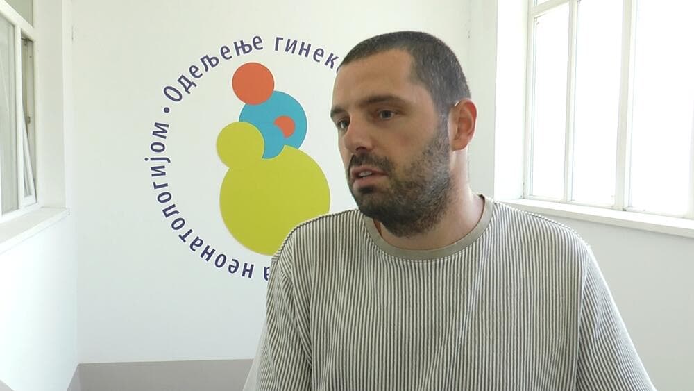 Slika uz članak: Ovo je Bojan koji je sam porodio svoju ženu ispred zgrade u Čačku: O tati heroju priča cela Srbija (FOTO)