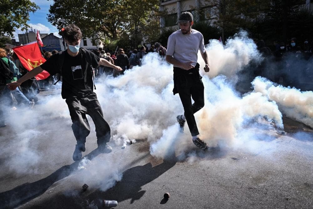 Slika uz članak: Nasilje eskaliralo tokom učeničkih protesta u Francuskoj: Napadnut direktor škole, izbili požari