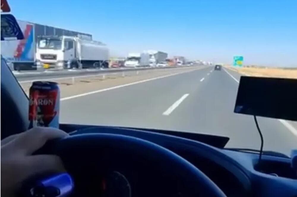 Slika uz članak: AUTOMOBILI MILE ILI STOJE, TOTALNA KATASTROFA: Kolaps na prilazima Beogradu! (VIDEO)