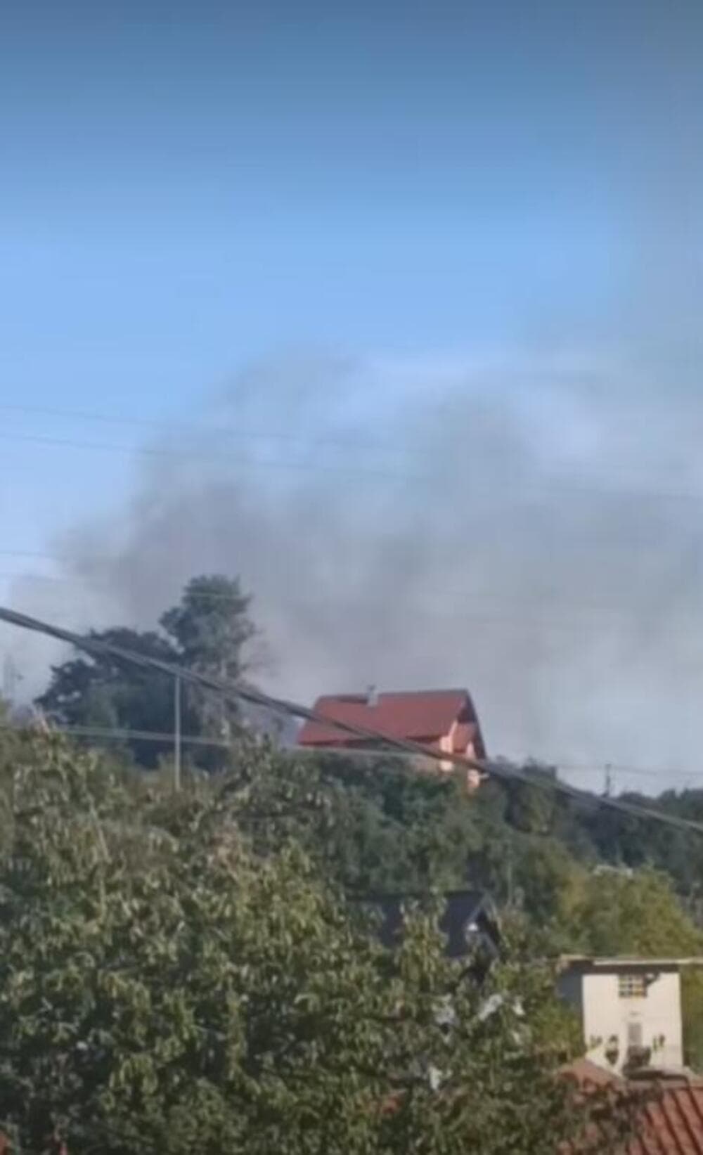 Slika uz članak: Vatrena stihija nadomak Užica: Crni dim prekrio nebo, vatra ne prestaje da bukti (VIDEO)
