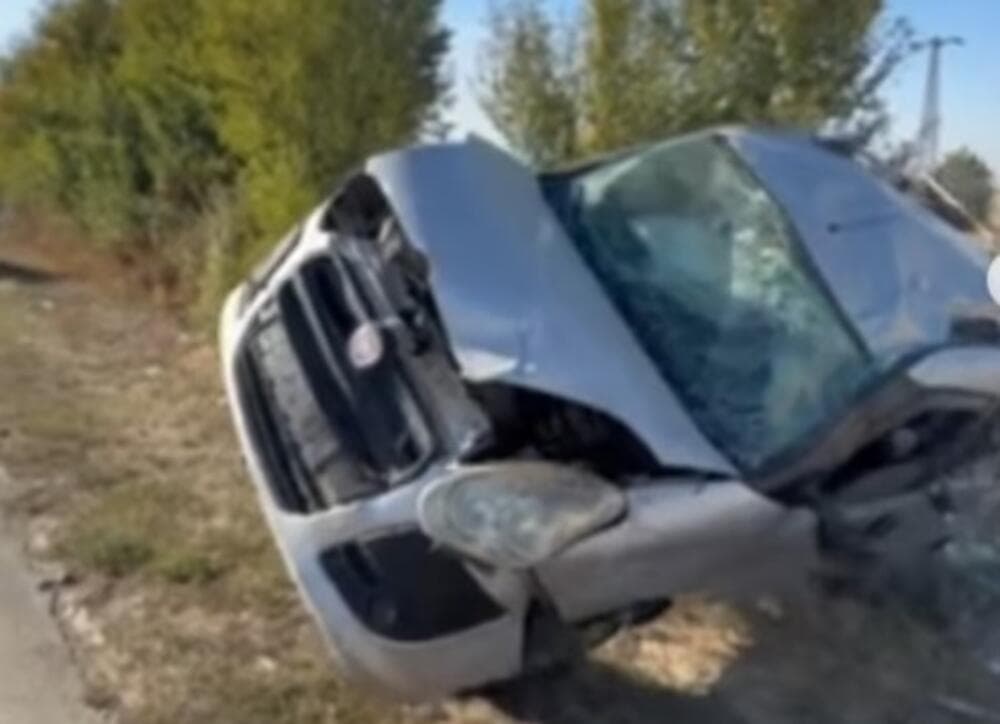 Slika uz članak: Pogledajte kako se automobil prevrće! Vozilo udarilo u banderu u Karađorđevu, na teren stigli i vatrogasci! (VIDEO)