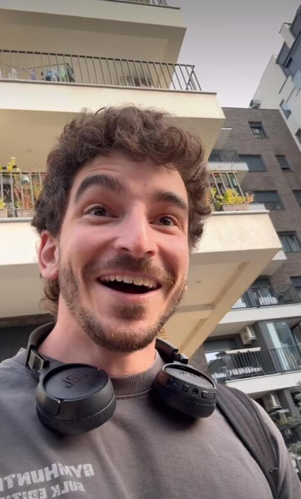 Slika uz članak: "Ubedljivo su najgore": Samu iz Barselone došao u Beograd, pa osuo paljbu po ženama, Srbi u neverici (VIDEO)