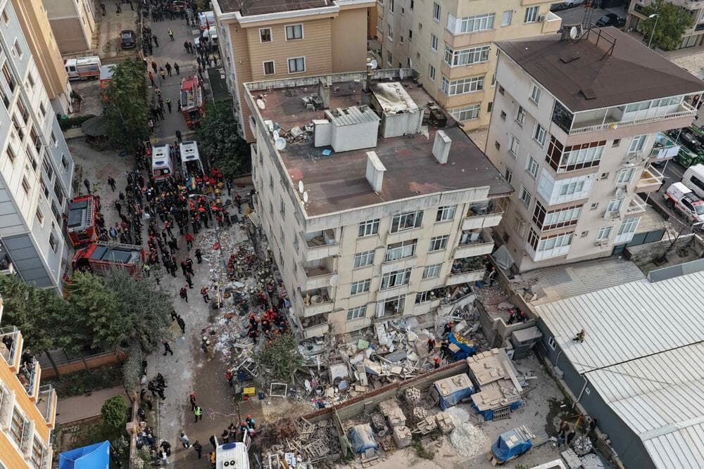 Slika uz članak: NOVI CRNI BILANS TRAGEDIJE U ISTANBULU: Najmanje 2 osobe poginule u urušavanju zgrade (VIDEO)