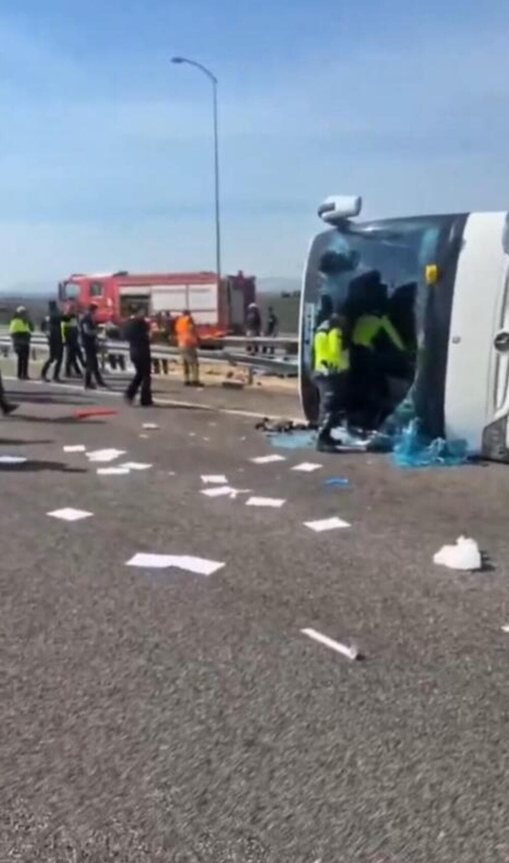 Slika uz članak: Pojavio se snimak stravične nesreće u Turskoj: Kamion udario u autobus, 11 osoba poginulo