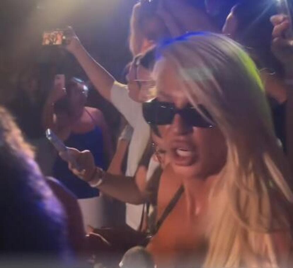 Slika uz članak: JELENA KARLEUŠA HTELA DA BIJE OBEZBEĐENJE! Širi se snimak iz tržnog centra, UNELA MU SE U FACU PA...