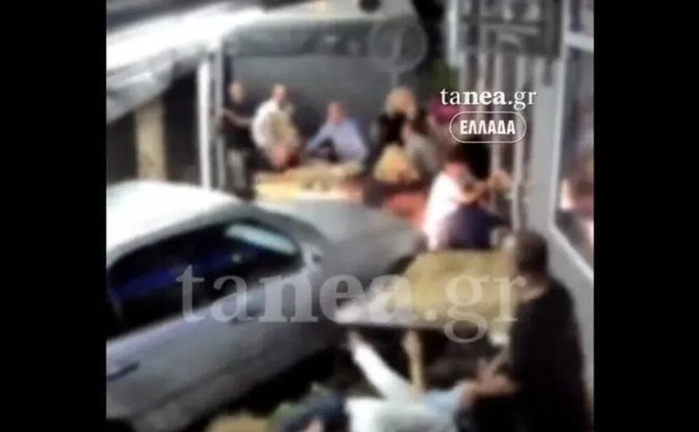 Slika uz članak: Otkriveno ko je pijani vozač koji je izazvao strašnu nesreću u Solunu: Uleteo u prepunu baštu taverne