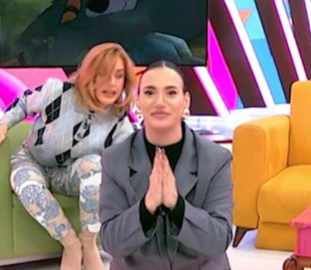 Slika uz članak: ŽELJKO JOJ DAO OTKAZ, PA OSVANUO SNIMAK NA KOM KLEČI I MOLI! Šok potez BIVŠE VODITELJKE- "Radiću troduplu smenu"
