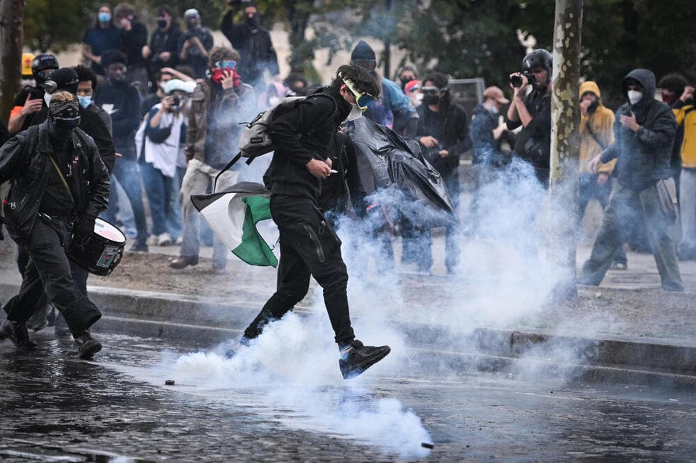 Slika uz članak: Haos i neredi se nastavljaju u Francuskoj: Strašni sukobi između policije i demonstranata, mladiću otkinuta šaka