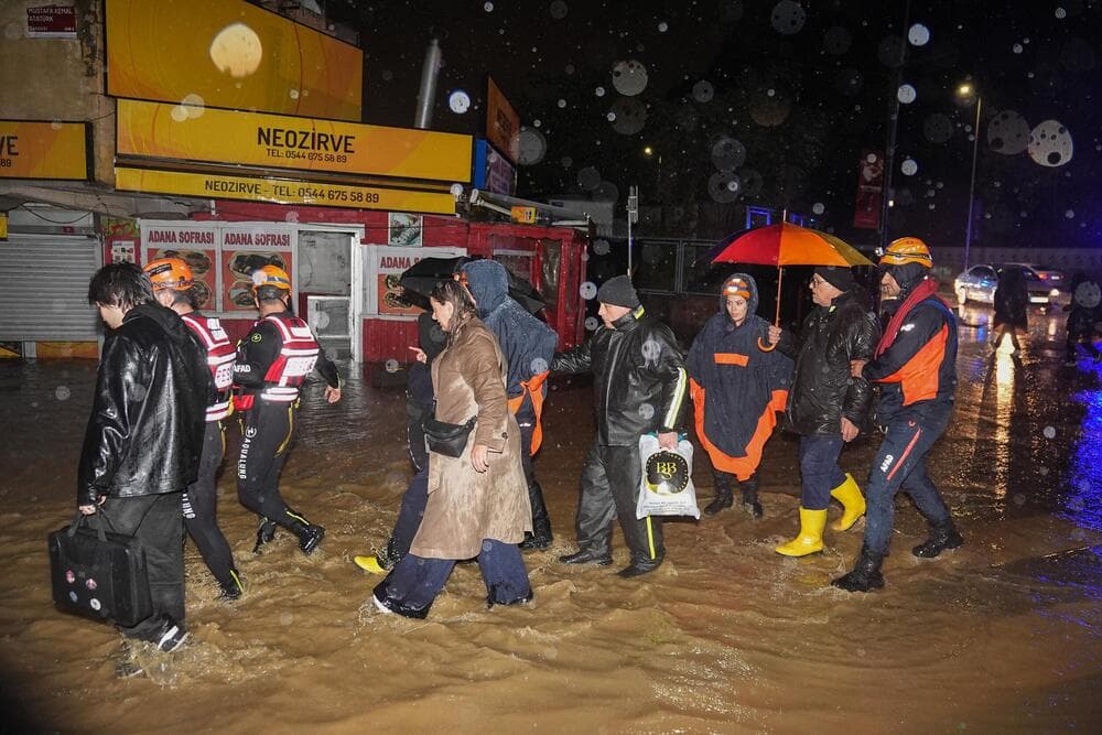 Slika uz članak: Nevreme opustošilo Istanbul, ima mrtvih: Poplavljena poznata džamija, evakuisan poznati pevač, urušio se put