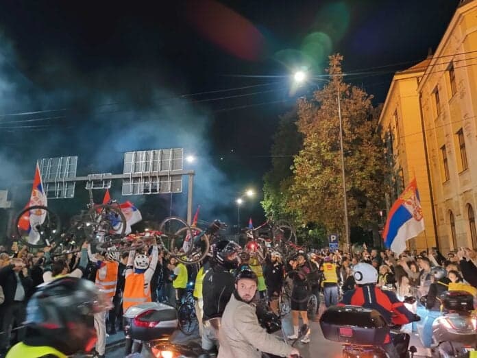 Slika uz članak: Dočekani studenti biciklisti u Nišu, ponovo uz kontraskup naprednjaka na istoj lokaciji