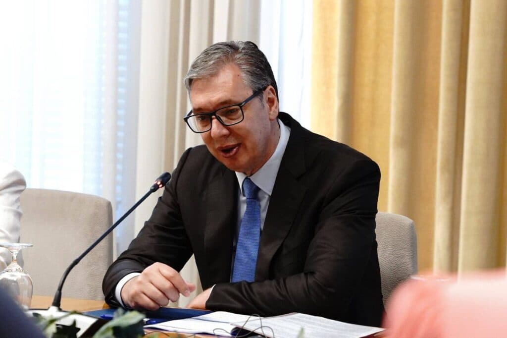 Slika uz članak: Vučić uoči podnošenja organizovao koktel u Predsedništvu, oprostio se od saradnika uz „A sad adio“