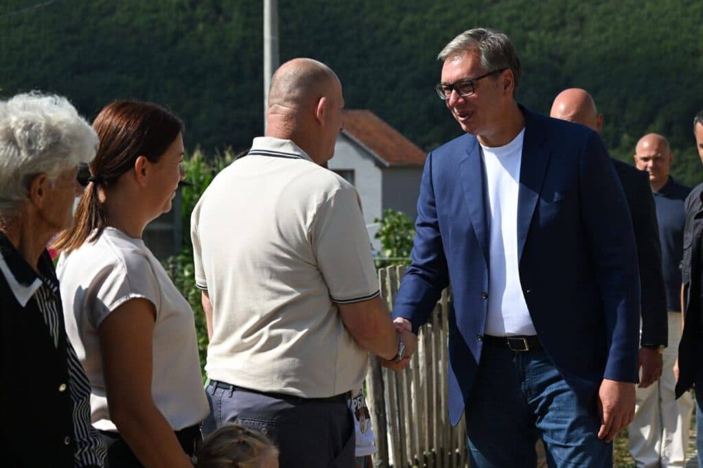 Slika uz članak: Vučić o gaziranim pićima: Ova, šljiva, dunja je deset puta zdravije nego ono što ja pijem