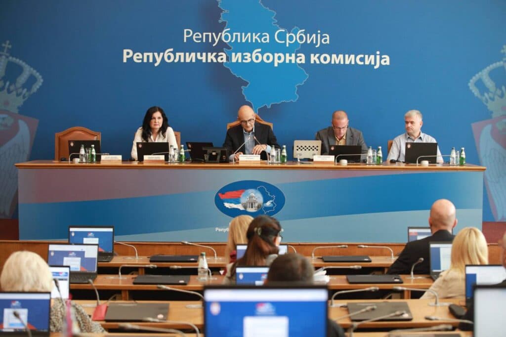 Slika uz članak: „Uzalud vam noćni manevri“: Reakcije na odluku RIK da se u inostranstvu glasa po srpskom vremenu