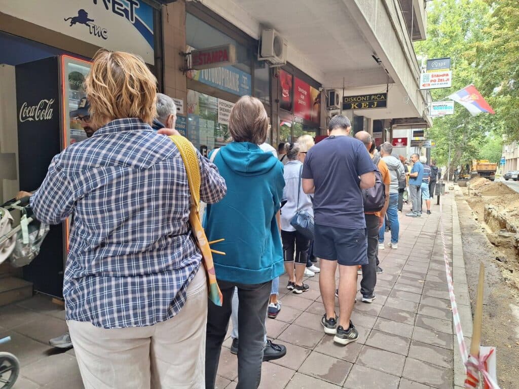 Slika uz članak: Građani Niša u dugim redovima čekaju da potpišu studentsku listu za izbore