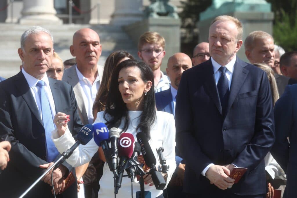 Slika uz članak: Đilas, Tepić i Ponoš potpisali listu Evropska Srbija na stranačkim štandovima u Beogradu