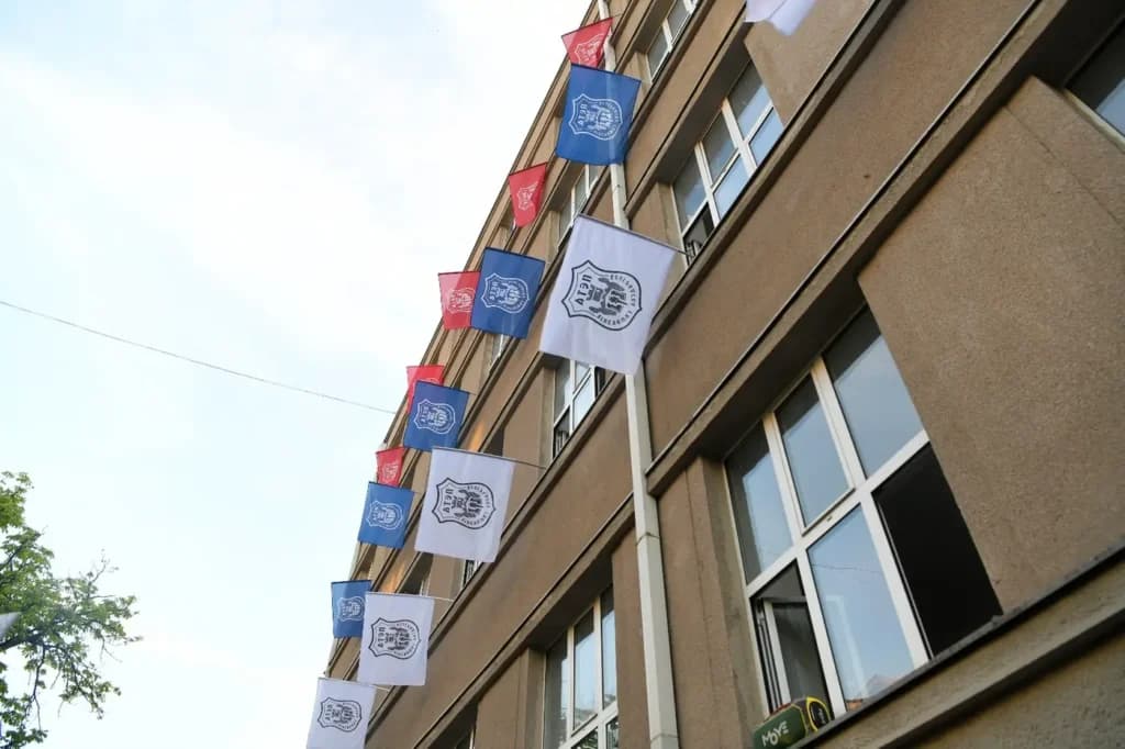 Slika uz članak: Učenici Pete beogradske gimnazije stali uz otpuštenu profesorku: Nije nas maltretirala niti politički pritiskala
