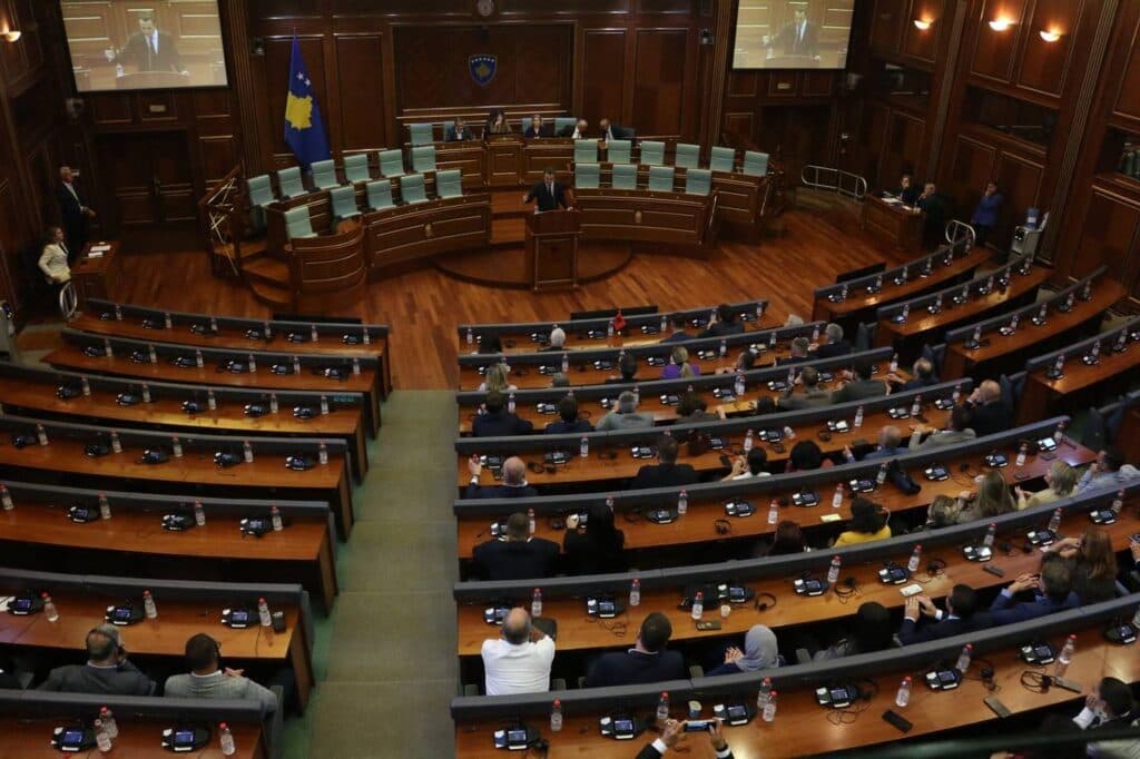 Slika uz članak: Grupa demonstranata kamenicama gađala zgradu kosovske Vlade