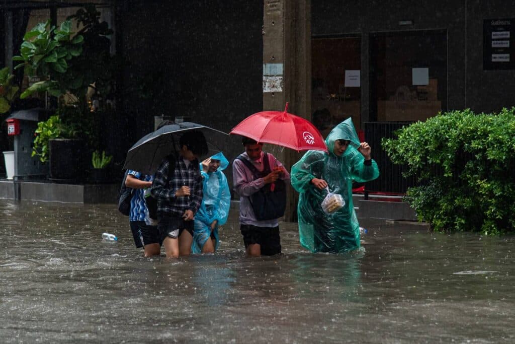 Slika uz članak: Bangkok pogođen velikim poplavama: Ljudi gazili kroz vodu visine do struka