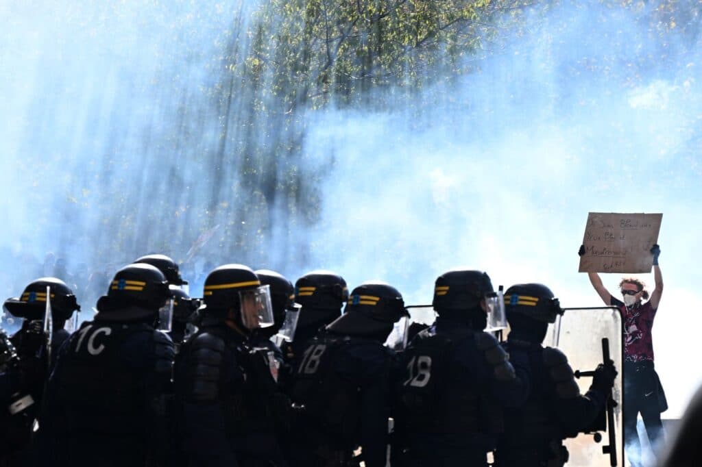 Slika uz članak: (VIDEO, FOTO) HAOS NA ULICAMA FRANCUSKE Demonstranti upali u gradske skupštine, lete suzavac i kamenice