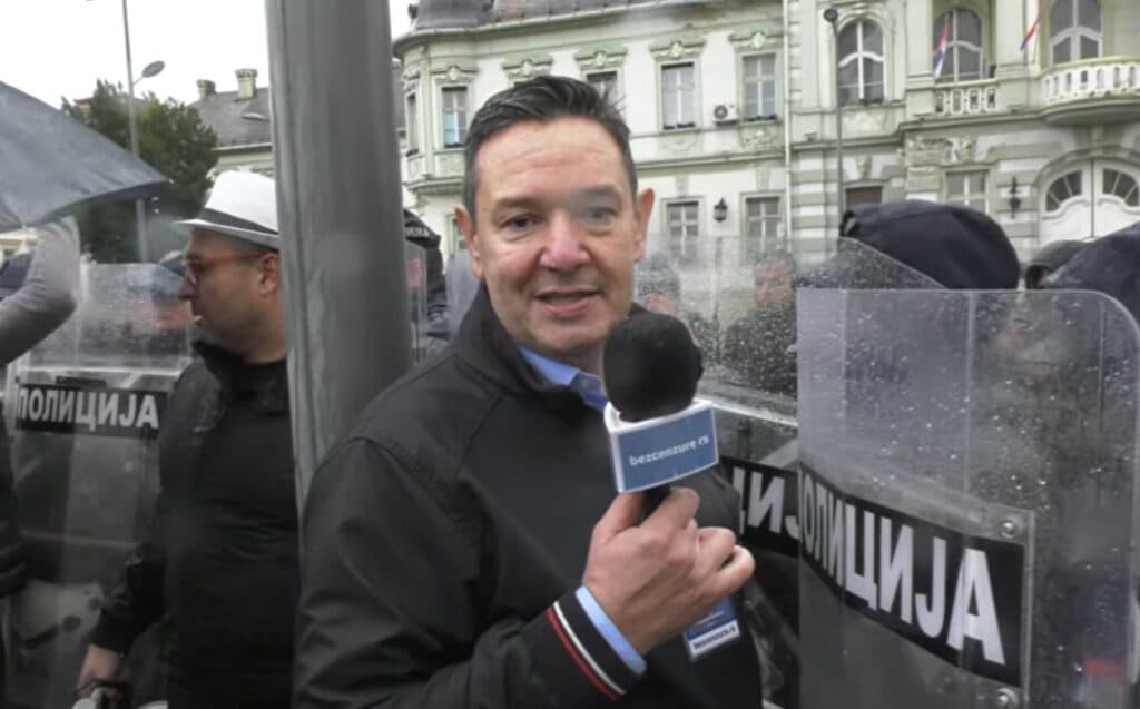 Slika uz članak: Interventna okružila Nemanju Šarovića da ne bi izveštavao sa skupa SNS, sve vreme išao prenos uživo na YT