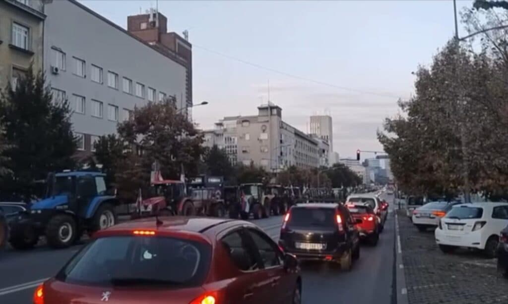 Slika uz članak: Miting SNS u Novom Sadu: Traktori pred Banovinom, blokirane ulice