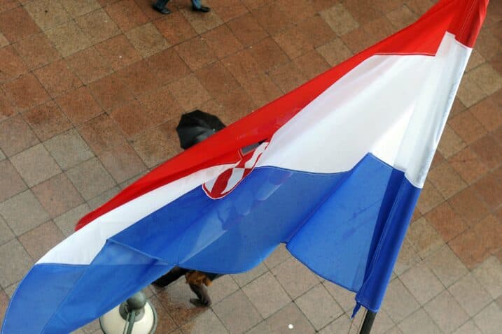 Slika uz članak: Žena kamenjem gađala zastavu: Ljude uznemirilo ono što je napravila nakon pogotka