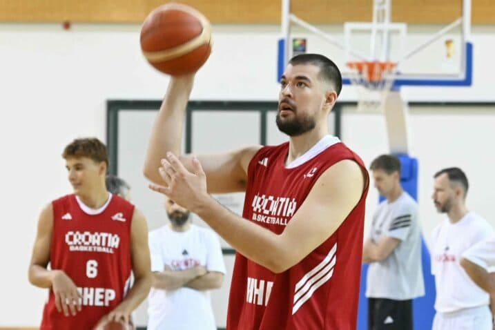Slika uz članak: Zubac oduševio zakucavanjima na startu predsezone, povratak Haliburtona
