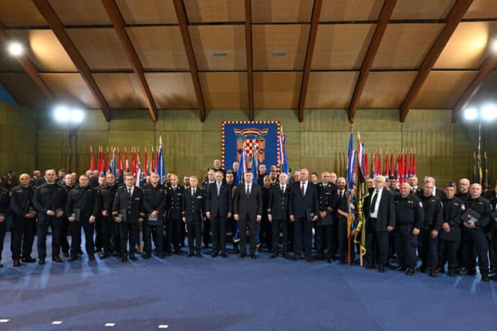 Slika uz članak: Milanović odlikovao 241 djelatnika MUP-a: Struka vas je prepoznala kao najbolje
