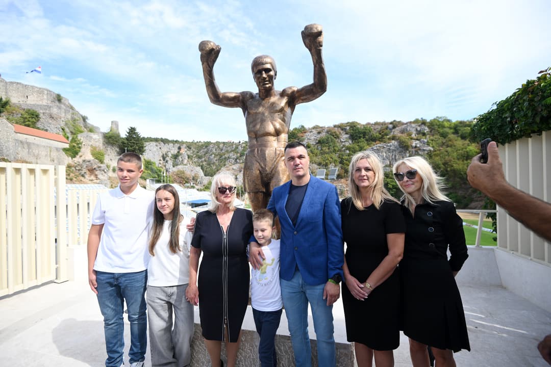 Slika uz članak: Mati Parlovu otkriven spomenik u Imotskom: “Bio je čovjek velikog srca koji je osvojio – sve”