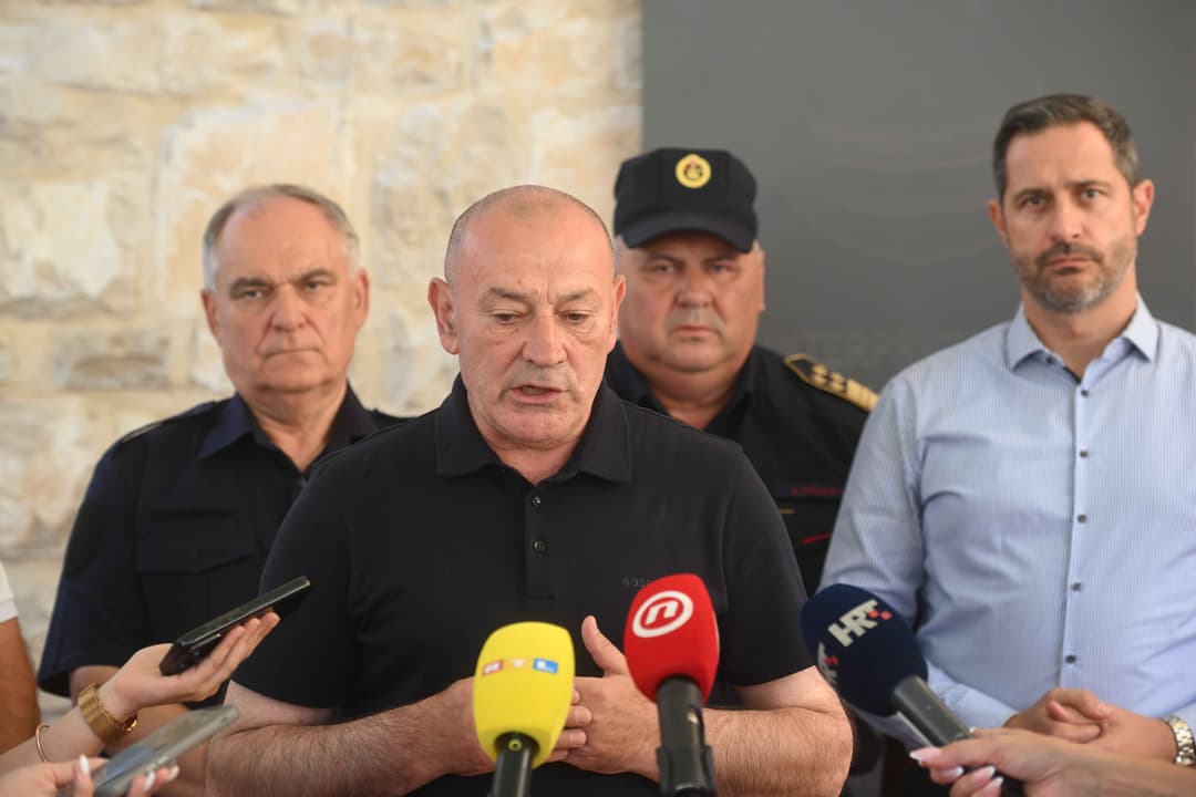 Slika uz članak: Medved nakon sastanka u Milni: Dvije osobe su ozlijeđene; preventiva i ulaganja ključni za protupožarnu zaštitu
