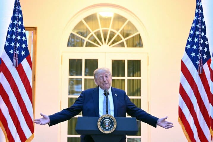 Slika uz članak: "Izbočina" Donalda Trumpa potaknula divlje teorije, a oglasila se i Bijela kuća