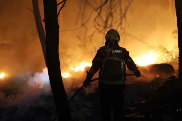 Slika uz članak: Požar na Braču: Stigli kanaderi, bura otežava gašenje, dvije osobe ozlijeđene