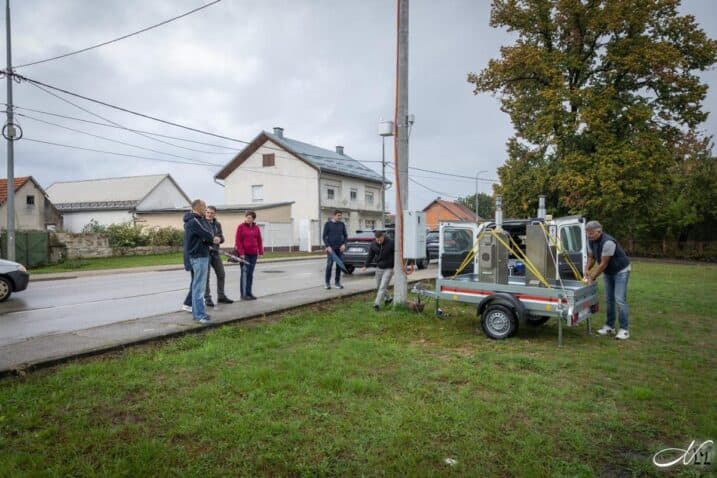 Slika uz članak: Na lokaciji ilegalnog odlagališta u Gospiću postavljena postaja za praćenje kvalitete zraka