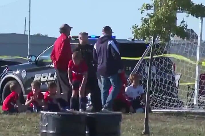 Slika uz članak: VIDEO Horor u Kansasu. Kamionetom uletio među gledatelje dječje utakmice, dvoje je poginulih