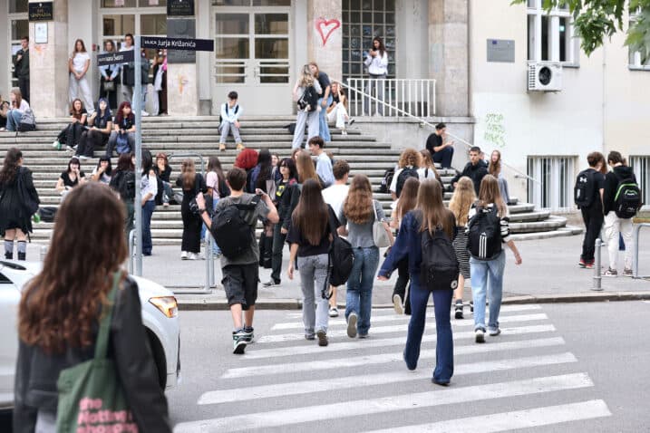Slika uz članak: Škola gubi bitku za mlade: Algoritmi i društvene mreže sve više oblikuju ono što misle