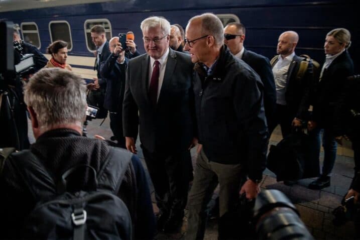 Slika uz članak: Dok je njemački kancelar u posjetu Kijevu, Rusi napadaju grad. Gađali most preko Dnjepra