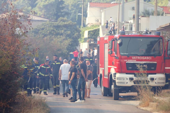 Slika uz članak: Vatrogasci uspjeli staviti pod kontrolu požare kod Metkovića i Prološca: ‘Bile su ugrožene kuće’